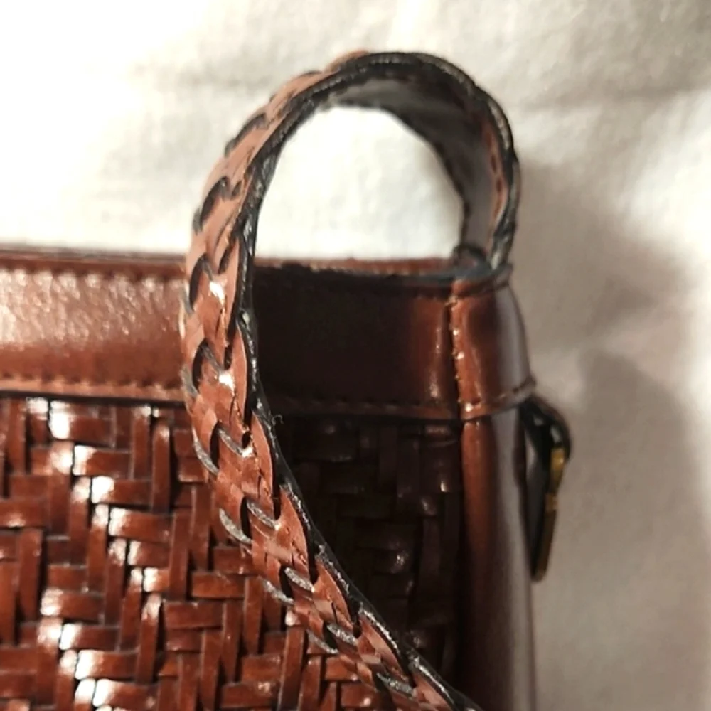 Elegant Brown Woven Crossbody Bag - Picture 4 of 8